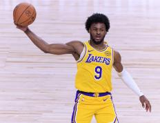 开云体育登录-包含湖人客场逆转太阳，詹姆斯关键时刻挺身而出的词条