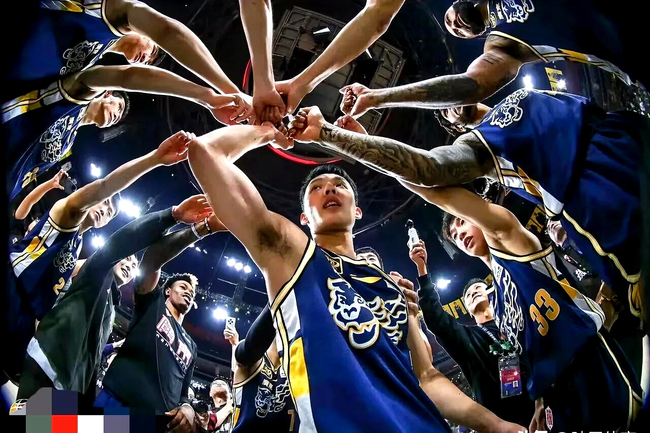 开云平台-激烈比拼！球员们拼尽全力，心中只有一个目标