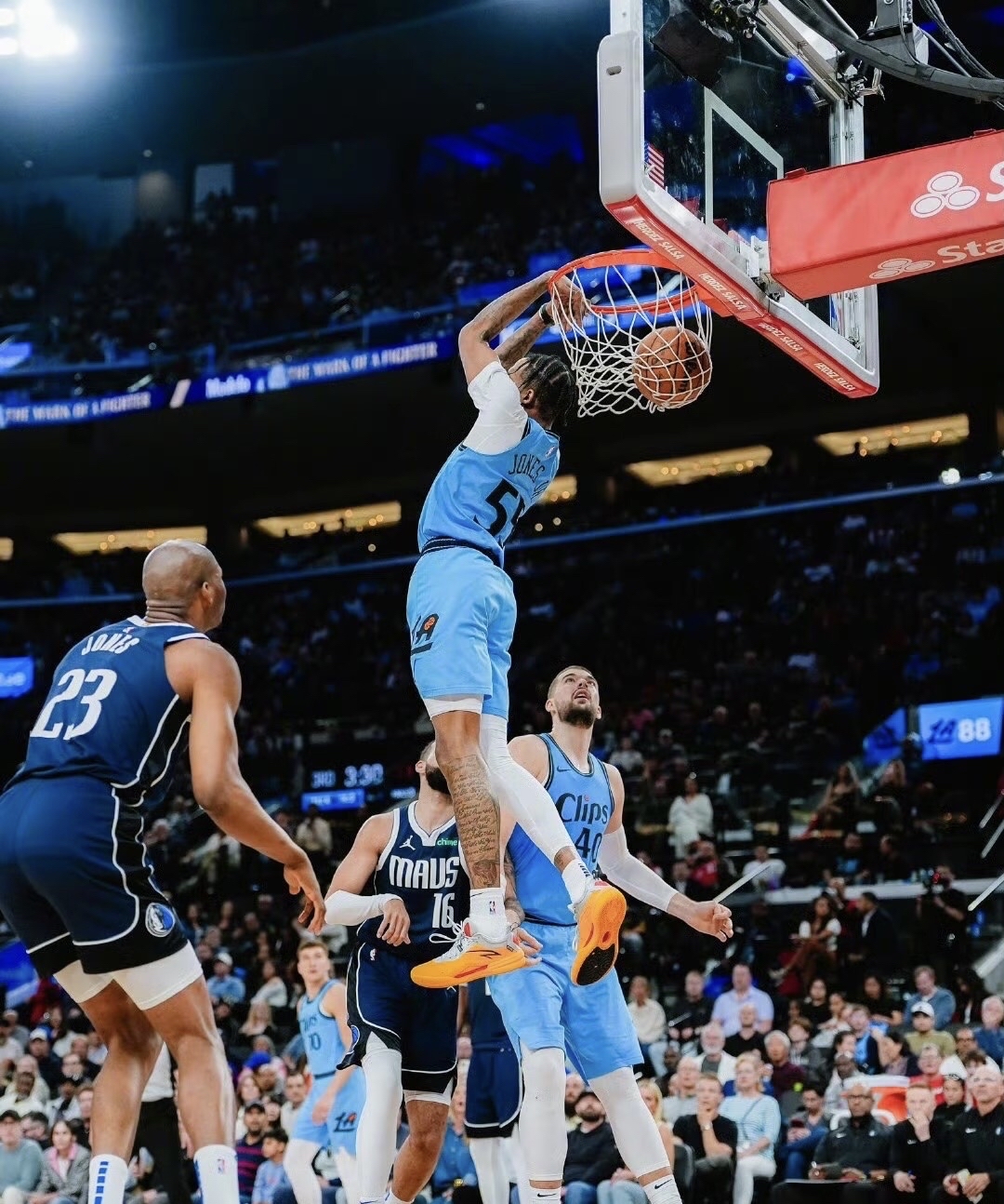 开云APP-快船横扫独行侠,路威独得29分