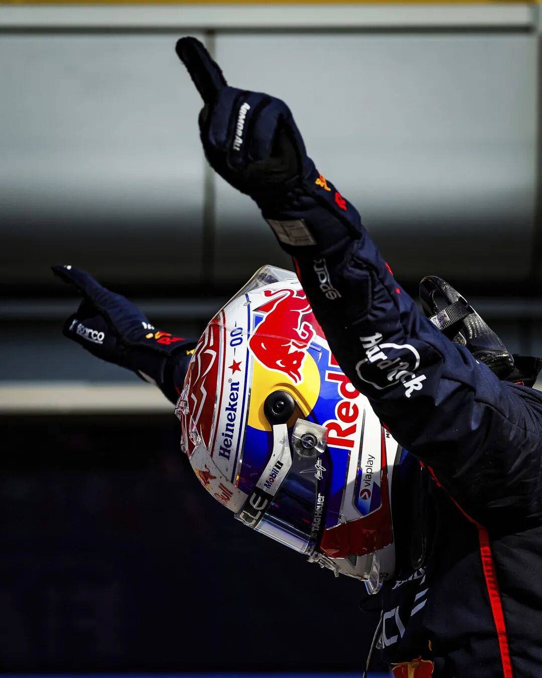 开云平台-包含索伯车队翻盘红牛车队,汉密尔顿扛起全队的词条