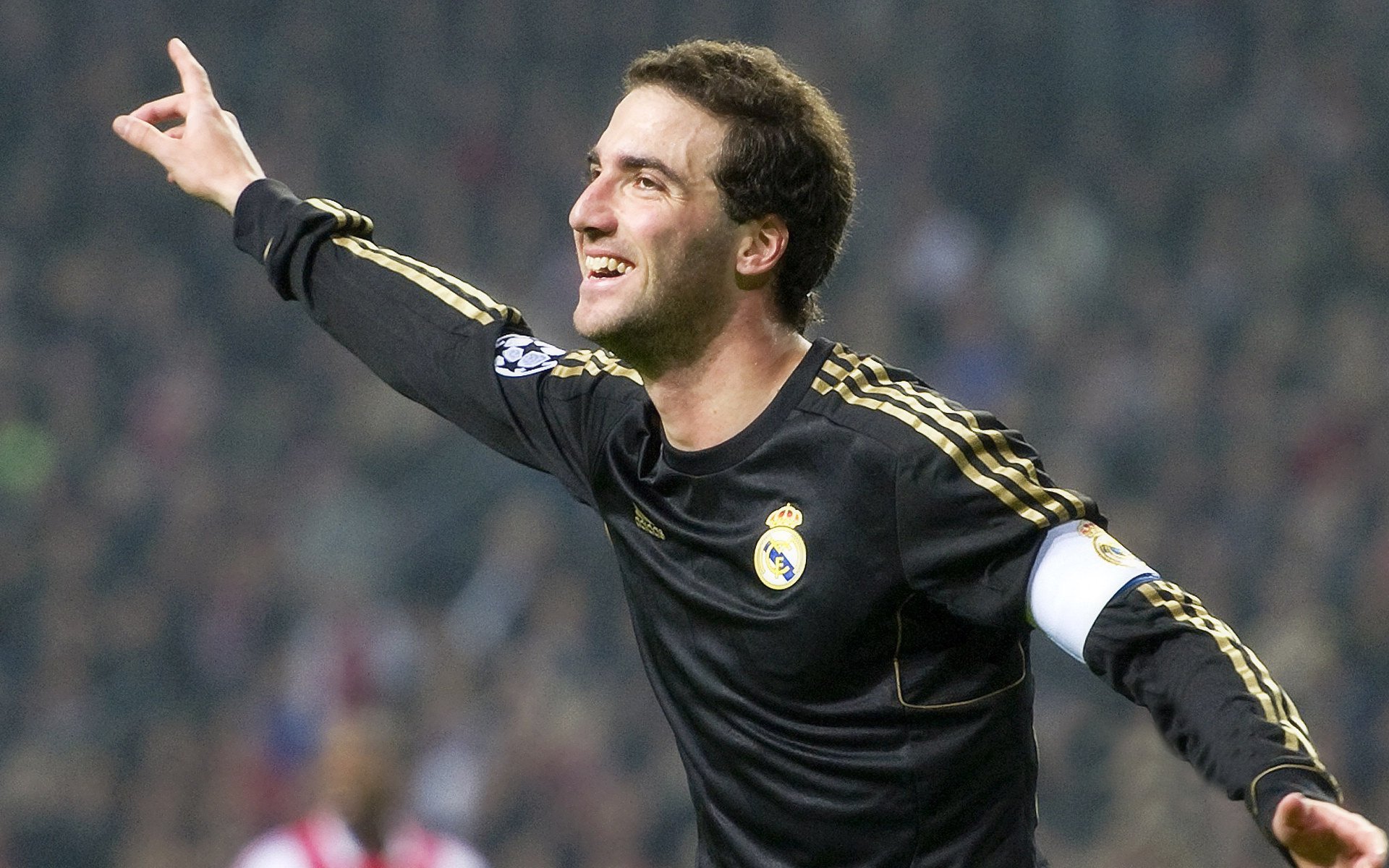 开云官网-红袍叛将，当塞恩斯驾阿斯顿马丁碾过跃马王朝